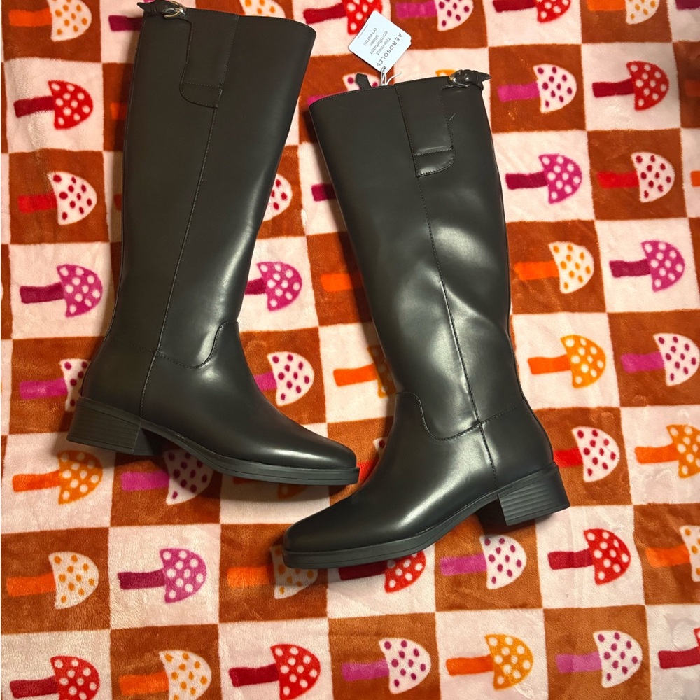 AEROSOLES Black Heeled Boots Sleek Design